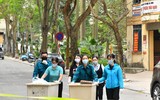 Những hình ảnh ấm lòng ở phố cách ly Trúc Bạch